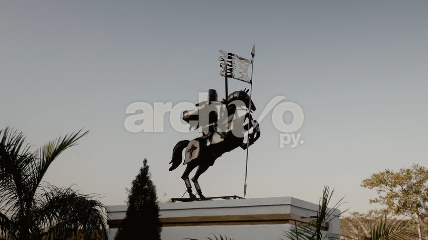 Estatua de caballero con caballo y lanza