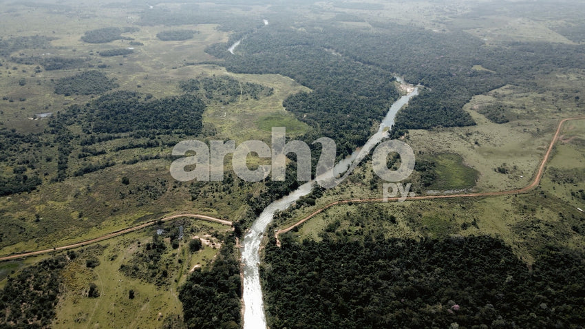 Vista aérea de río y campos