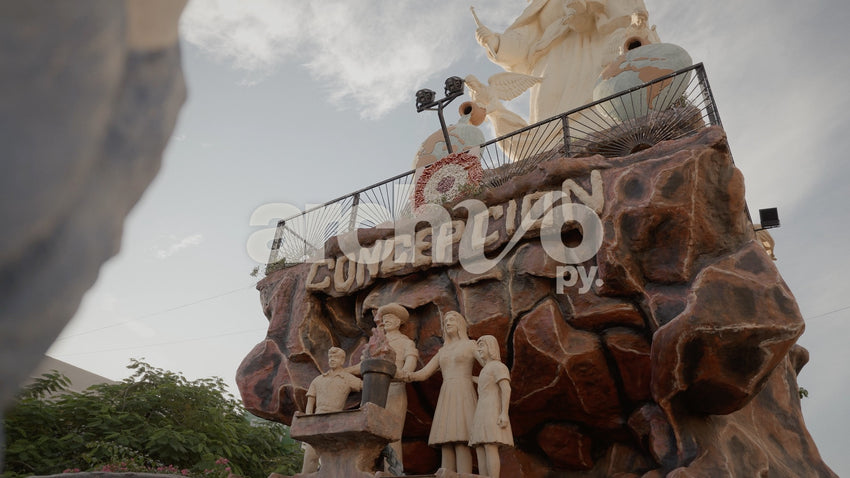 Monumento de bienvenida en Concepción, toma en contrapicado