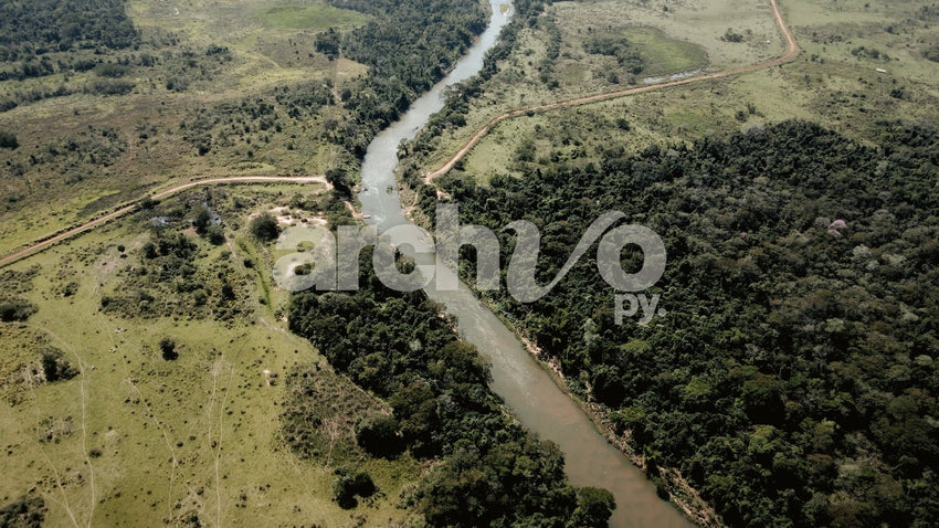 Río y vegetación desde dron