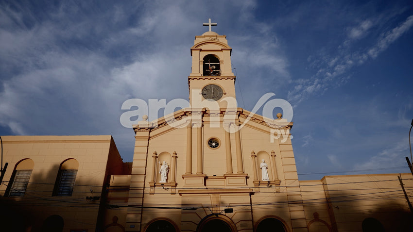 Fachada de iglesia histórica en Concepción, plano fijo