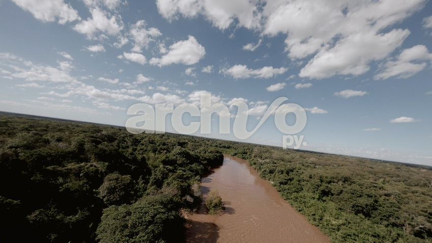 Río marrón y puente en Concepción, vista aérea FPV