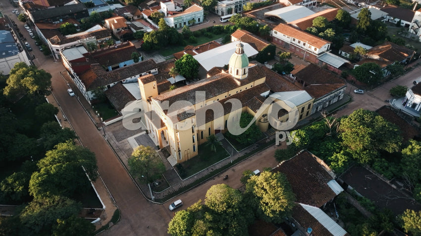 Vista aérea de iglesia céntrica en Concepción