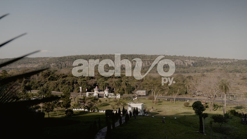 Vista panorámica de parque con castillo y cerros