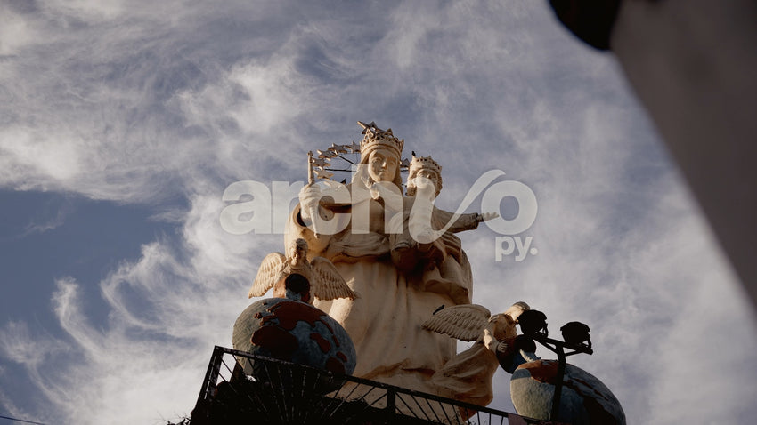 Monumento a la Virgen María en Concepción, contrapicado