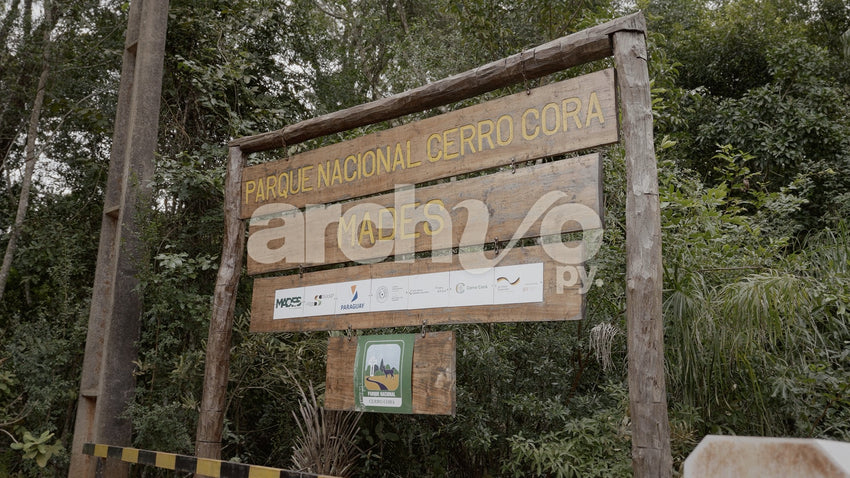 Cartel de madera en el Parque Nacional Cerro Corá