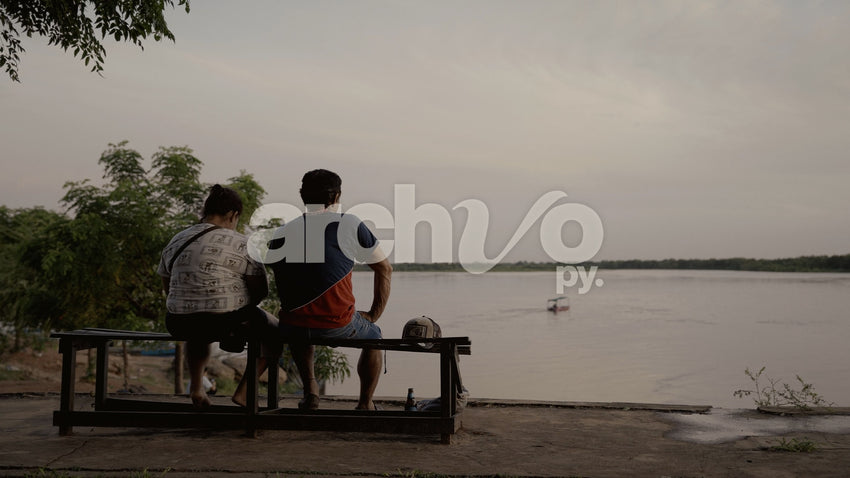 Pareja frente al río en Concepción, plano fijo