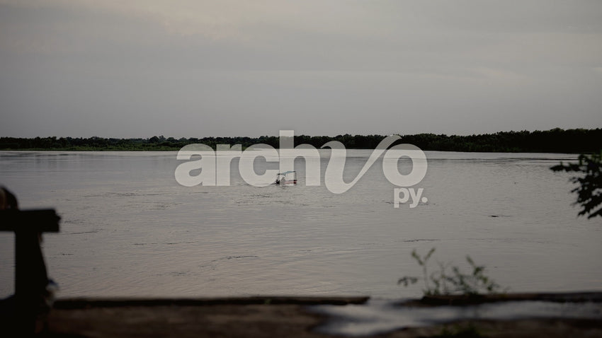Lancha navegando en el río en Concepción, plano fijo