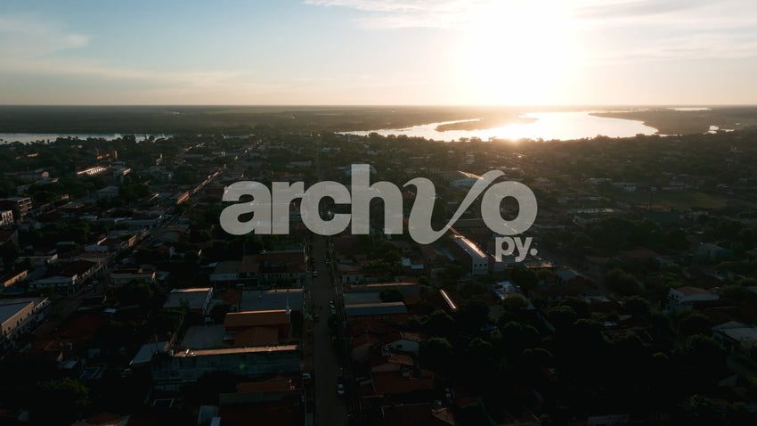 Vista aérea de Concepción y el río al atardecer