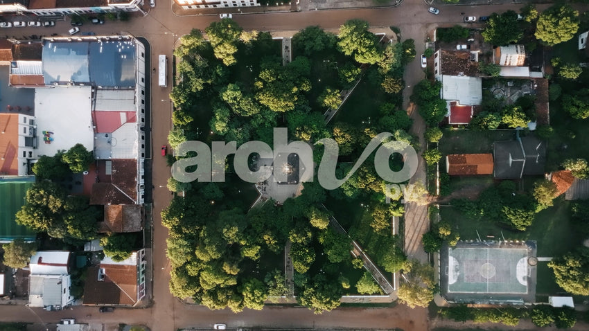 Vista aérea de plaza arbolada con monumento