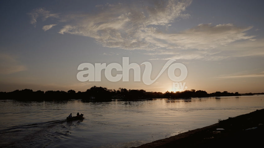 Bote navegando en río al atardecer en Concepción, plano fijo