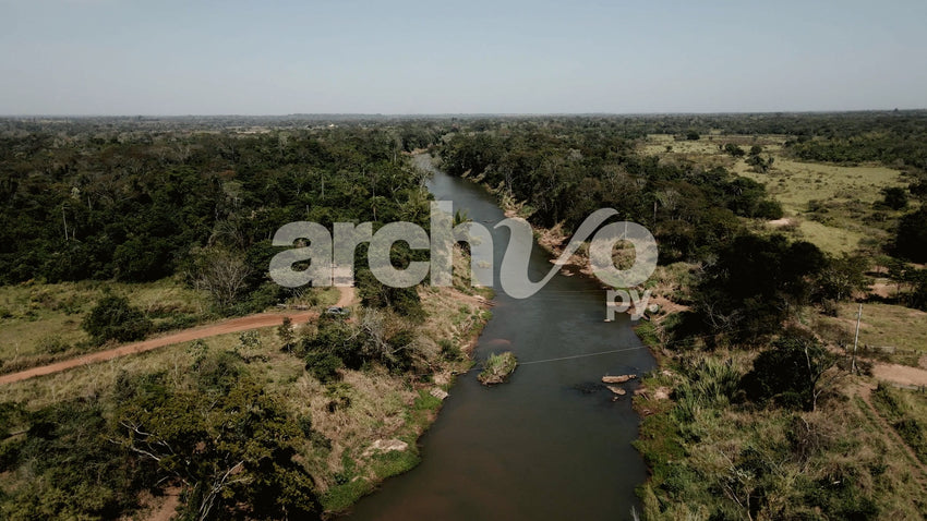 Vista aérea de un río y bosque