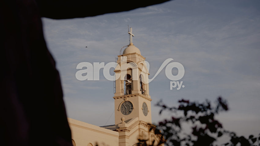 Campanario de iglesia con reloj en Concepción, plano fijo