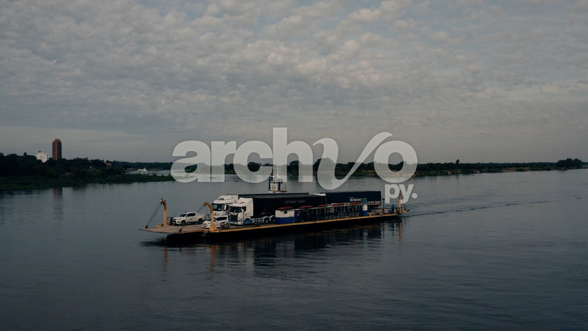 Barcaza con camiones navegando por el río Paraguay