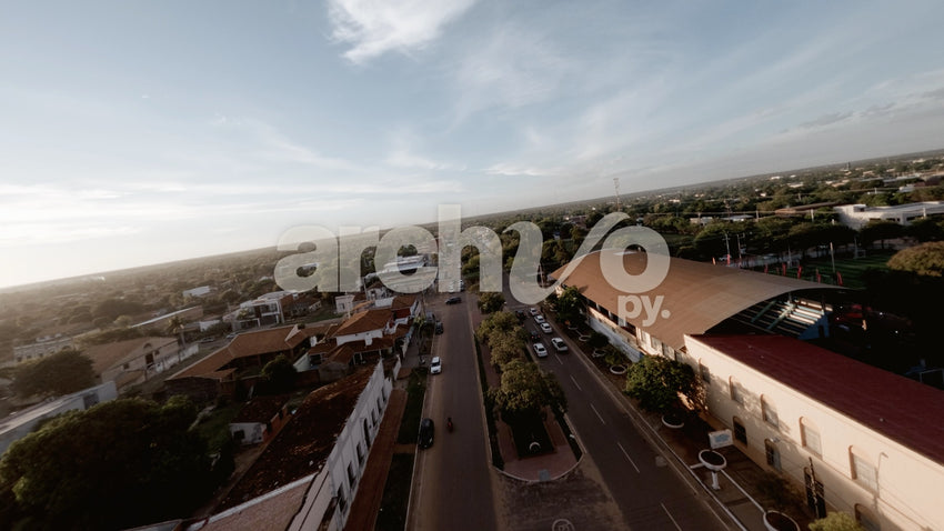Vista aérea de avenidas e iglesias en Concepción, toma FPV