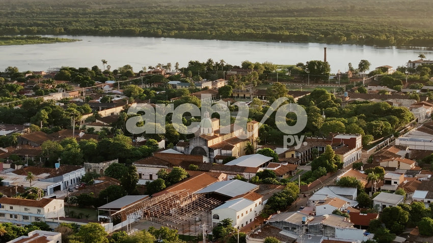 Vista aérea de la ciudad y el río Paraguay