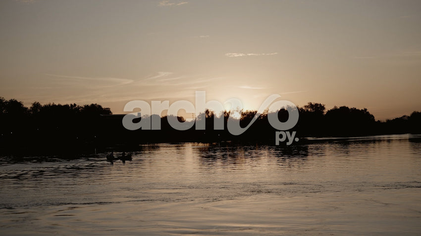 Bote navegando al atardecer en el río Paraguay, Concepción