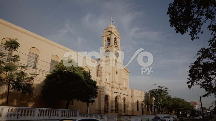 Fachada de la iglesia colonial en Concepción, plano fijo